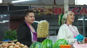 Selly și Antonia, vânzători în piața de legume și fructe