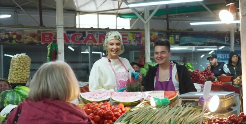 Selly și Antonia, vânzători în piața de legume și fructe