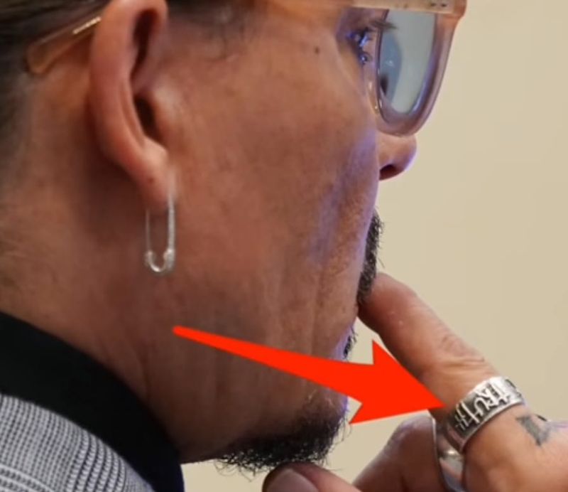 Johnny Depp a venit la proces cu un inel inscripționat, pe care scrie cuvântul Adevăr
