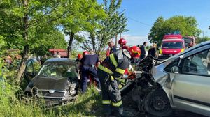 Două mașini s-au ciocnit grav pe o șoșea din Botoșani