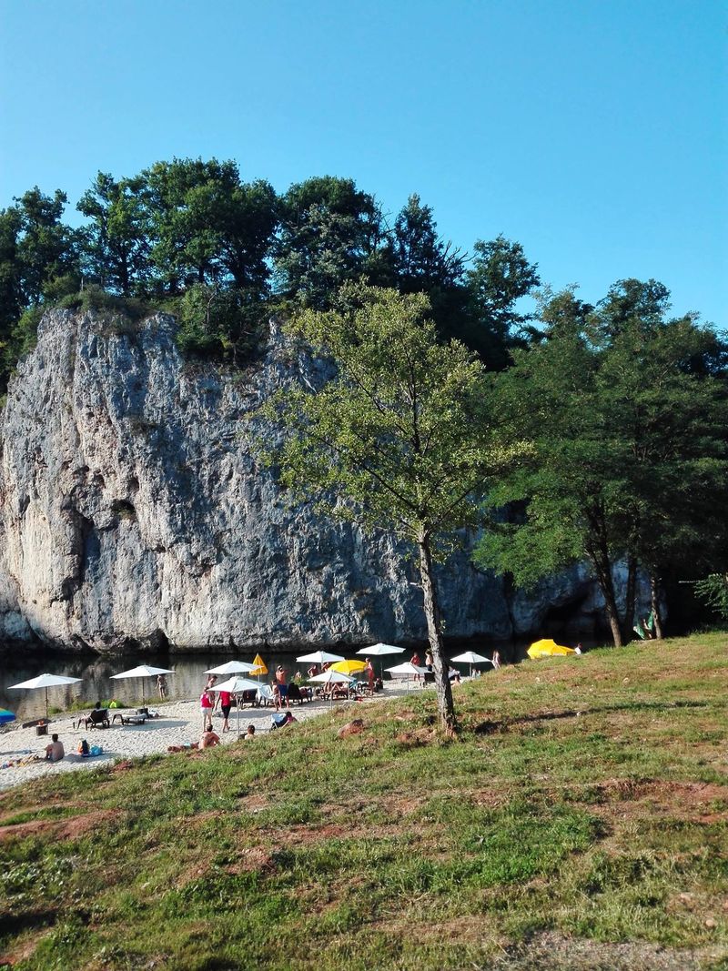 Plaja sălbatică de lângă Oradea care arată ca în Thailanda. Iată unde se află mai exact unul dintre cele mai uimitoare locuri din România