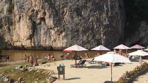 Plaja sălbatică de lângă Oradea care arată ca în Thailanda. Iată unde se află mai exact unul dintre cele mai uimitoare locuri din România