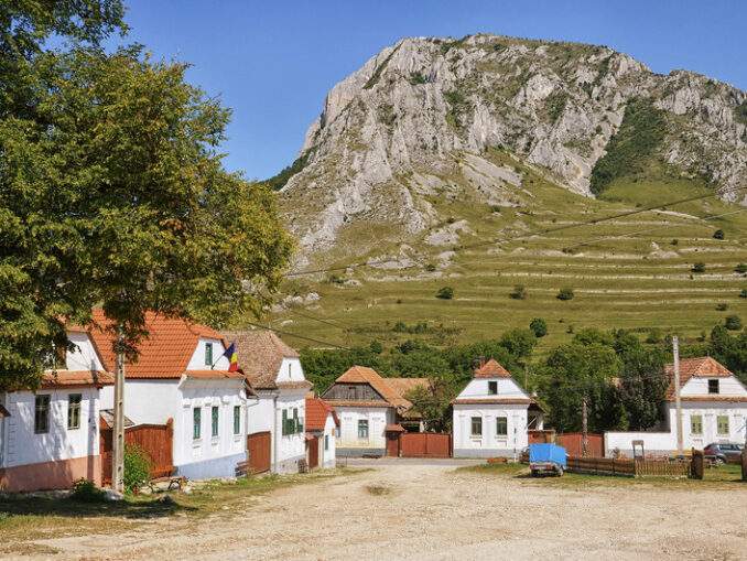 Unde se află satul din Rom&acirc;nia care arată ca &icirc;n Elveția. Turiștii străini plătesc bani mulți ca să ajungă aici