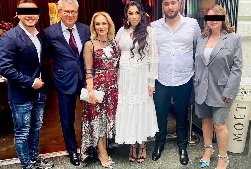 ( NU E GATA) Nu se uită deloc la bani când trebuie să fie elegantă! Cât a costat ținuta pe care Gabriela Firea a purtat-o la nunta Ralucăi Pastramă | EXCLUSIV