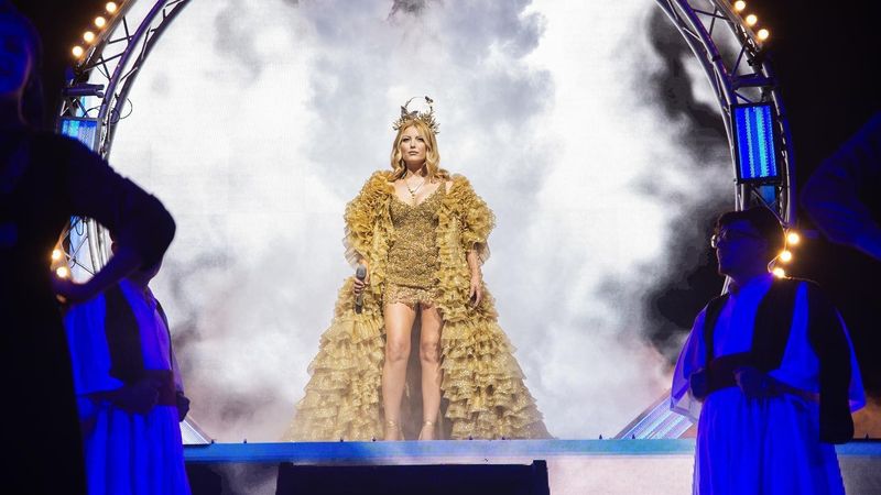 Cum reușește Elena Gheorghe să electrizeze publicul cu show-urile ei