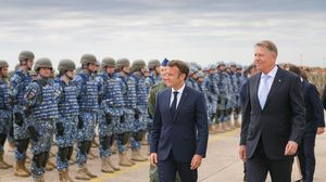 Detaliul bizar din ținuta lui Emmanuel Macron la întâlnirea cu Klaus Iohannis