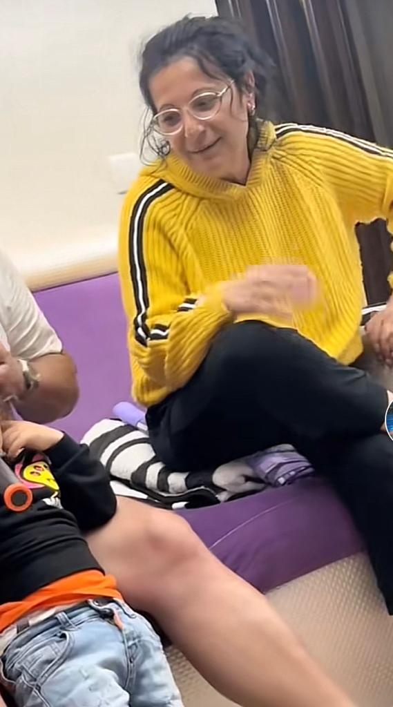 Cum arată mama lui Bogdan de la Ploiești! Artistul și-a surprins mama cântând „Așa voce frumoasă are mama ta”