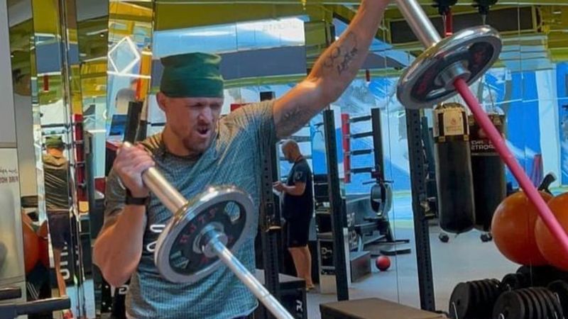 Poate Anthony Joshua să rec&acirc;știge supremația &icirc;n revanșa anului din box Britanicul &icirc;l scoate pe Usyk din armată pentru confruntarea din Arabia Saudită