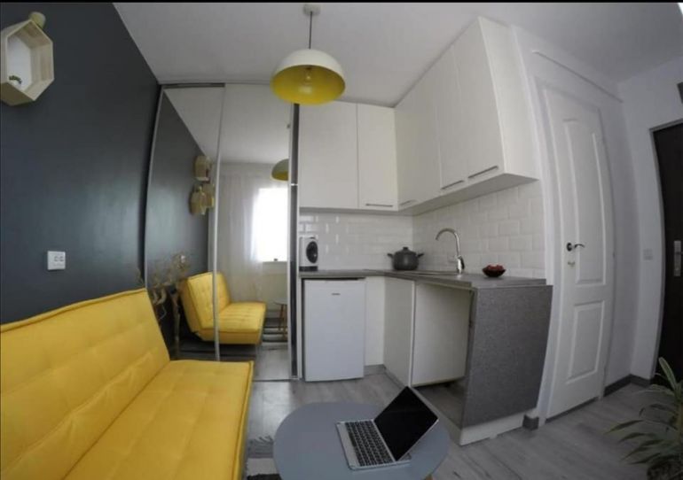 Garsoniera celebră de 11 mp din Cluj &icirc;și caută din nou chiriaș! C&acirc;t cere proprietarul acum: &bdquo;Dacă mă uit cruciș pare de 22 mp&rdquo;