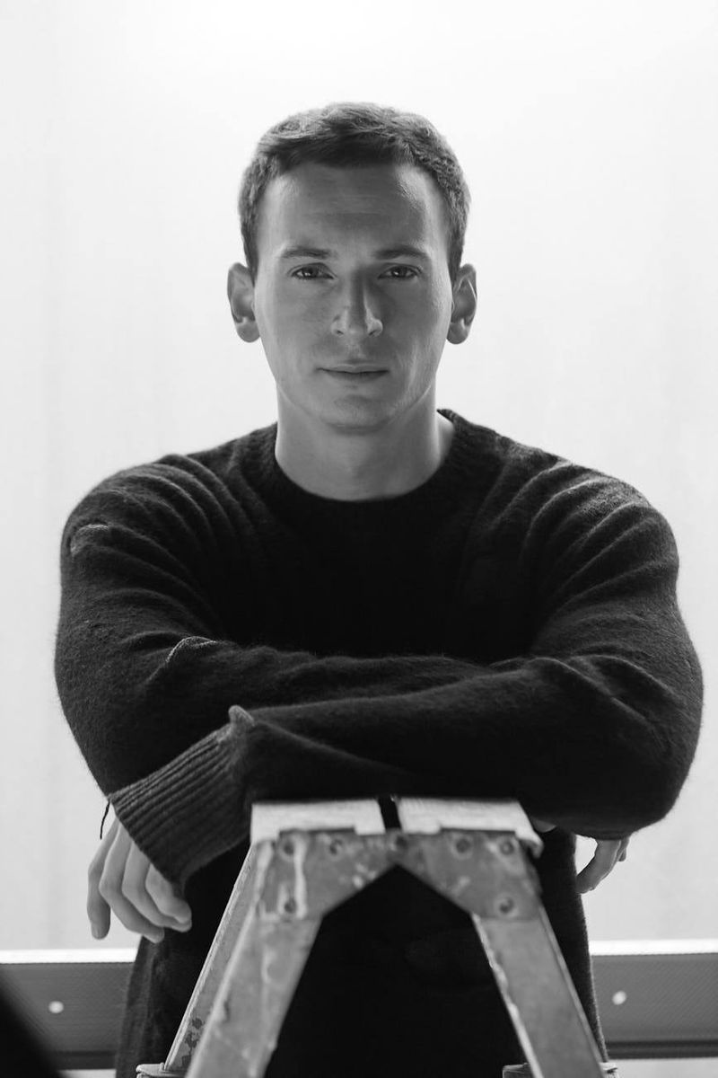 Cine este Denis Roabeș, antrenorul de la Vocea Rom&acirc;niei 2022. &bdquo;Acum mă aflu &icirc;n ipostaza &icirc;n care să sper că și eu, la r&acirc;ndul meu, &icirc;i voi influența pozitiv pe cei pe care-i voi &icirc;nt&acirc;lni&rdquo;