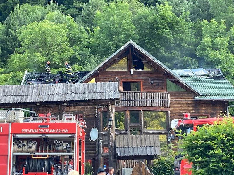 Incendiu puternic la o cabană din Sibiu