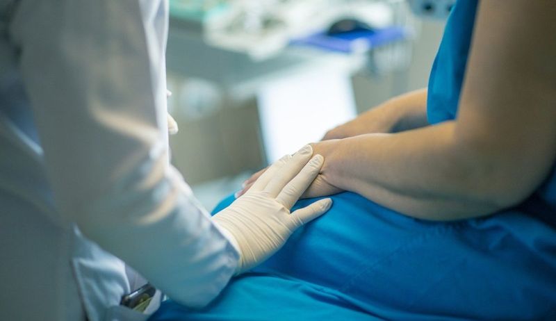 Medic și pacient Tot ce trebuie să știe românii despre holeră și riscul ca boala să apară în România. Medicul Adrian Marinescu explică ce simptome apar la persoanele bolnave | EXCLUSIV