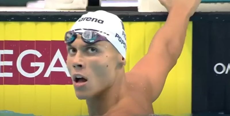 David Popovici are o poveste de viață uluitoare: „Răsturnam gunoiul și mâncam din el”. Tânărul de 17 ani este primul campion mondial la înotul masculin românesc