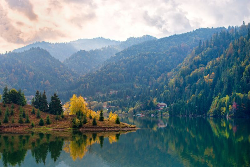„Marea de la munte”. Stațiunea montană din România cu plajă la 900 de metri altitudine