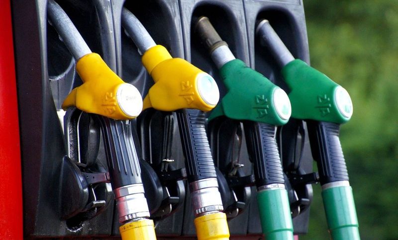 Compensarea la pompă a prețurilor la carburant, o măsură eficientă sau praf în ochi pentru români?! Analistul economic Adrian Negrescu explică ce impact ar avea și ce soluții pot fi aplicate | EXCLUSIV
