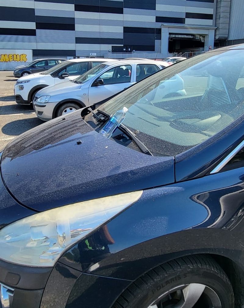 O femeie a găsit o sticlă de apă pe capota mașinii! A aflat ce însemnă, de fapt, și a rămas mască