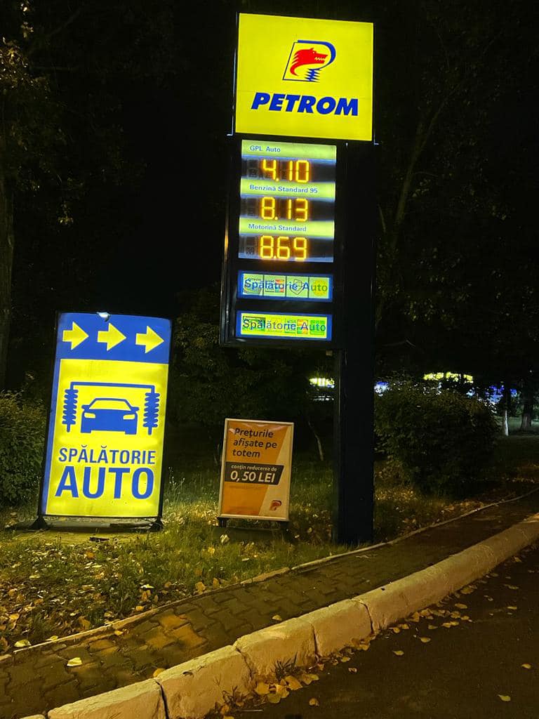 Benzinarii se aliniază la noile prețuri pentru carburant. Va stopa compensarea trendul crescător din ultimii ani