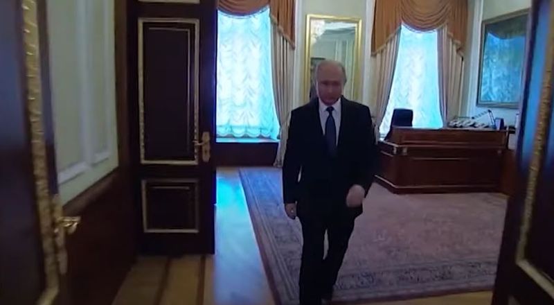 Motivul pentru care Vladimir Putin nu își mișcă mâna dreaptă ca pe stânga, atunci când merge! Ce s-a aflat i-a lăsat mască pe toți: „Mersul pistolarului”