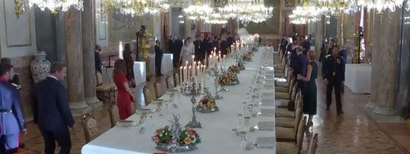 Cina cu tematica ”Aromele Madridului” Boris Johnson și Emmanuel Macron, surprinși în timp ce admirau nuduri! Cele mai amuzante momente de la Summit-ul NATO. Imaginile au devenit virale