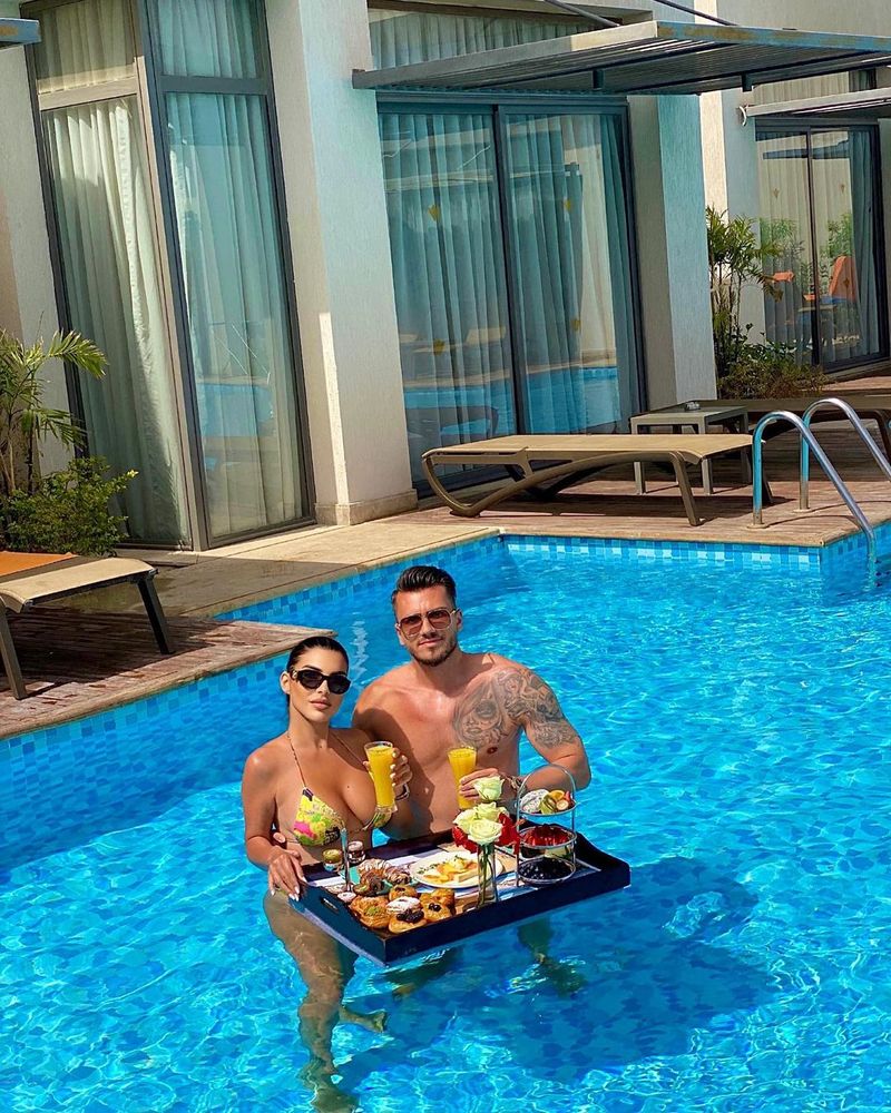 &bdquo;Noi ne permitem&rdquo; Andreea Tonciu și Jorge, &icirc;nt&acirc;lnire neașteptată &icirc;n cea mai luxoasă locație din Turcia! Bruneta nu ezită să se laude &icirc;n fața camerei de filmat