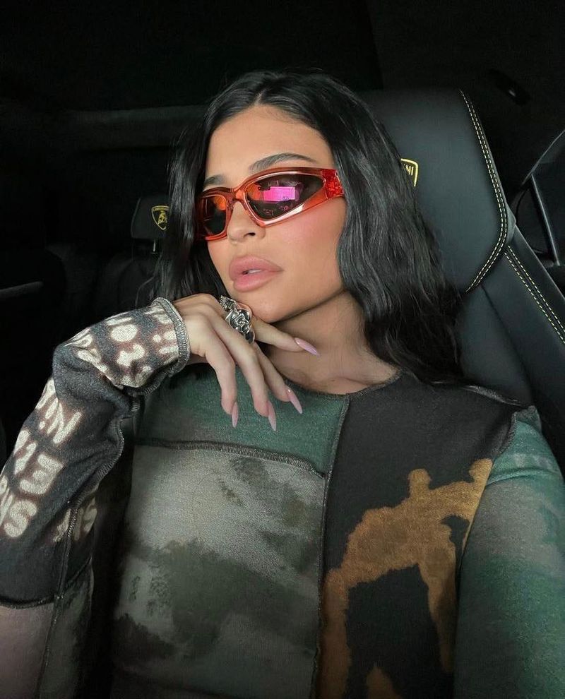 Ce ochelari de soare sunt &icirc;n trend &icirc;n vara lui 2022. Ochelarii inspirați din moda de la &icirc;nceputul anilor 2000 sunt pe primul loc &icirc;n topul tendințelor