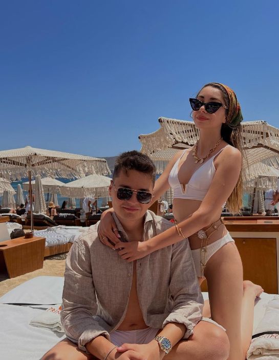 Selly și iubita lui Smaranda, pe plajă în Grecia selly si iubita