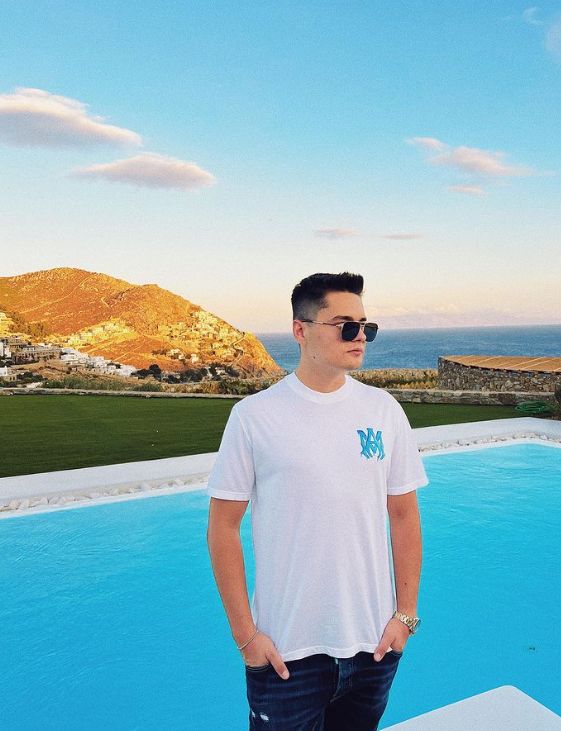 Selly, în timpul vacanței din Mykonos selly in vacanta