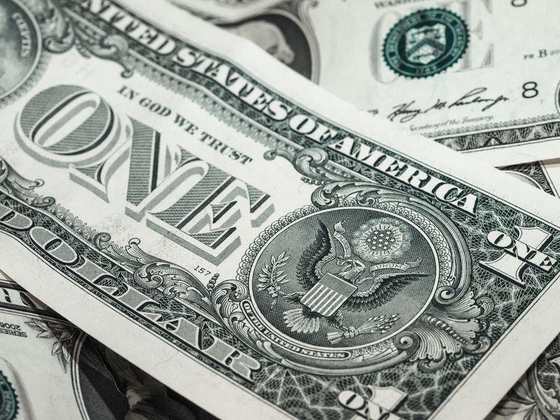 Euro pierde, dolarul câștigă! De ce sunt cele două monede umăr la umăr pentru prima dată în ultimii 20 de ani