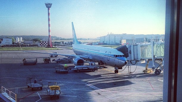 Merge banda, merge banda! Reprezentanții Aeroportului Otopeni explică filmulțele virale cu „angajați” care împing bagajele
