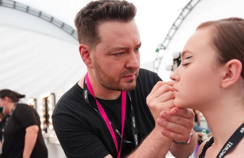 Alexandru Abagiu în timp ce machiază alexandru abagiu