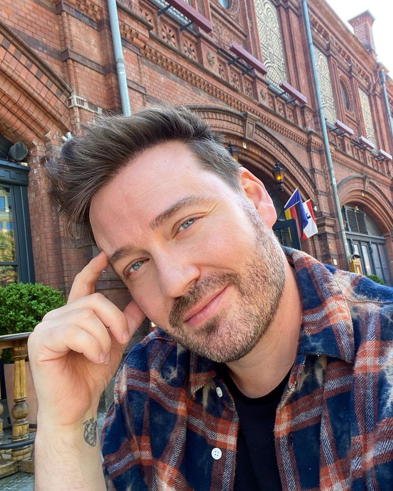 Cum a ajuns Alexandru Abagiu make-up artist. „Tatăl meu este avocat, mama mea este medic. Am trecut prin ambele ca meserii, până la urmă pictura a învins și de la pictură la machiaj a fost un pas foarte scurt”