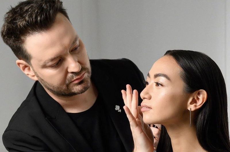 alexandru abagiu in timp ce machiaza