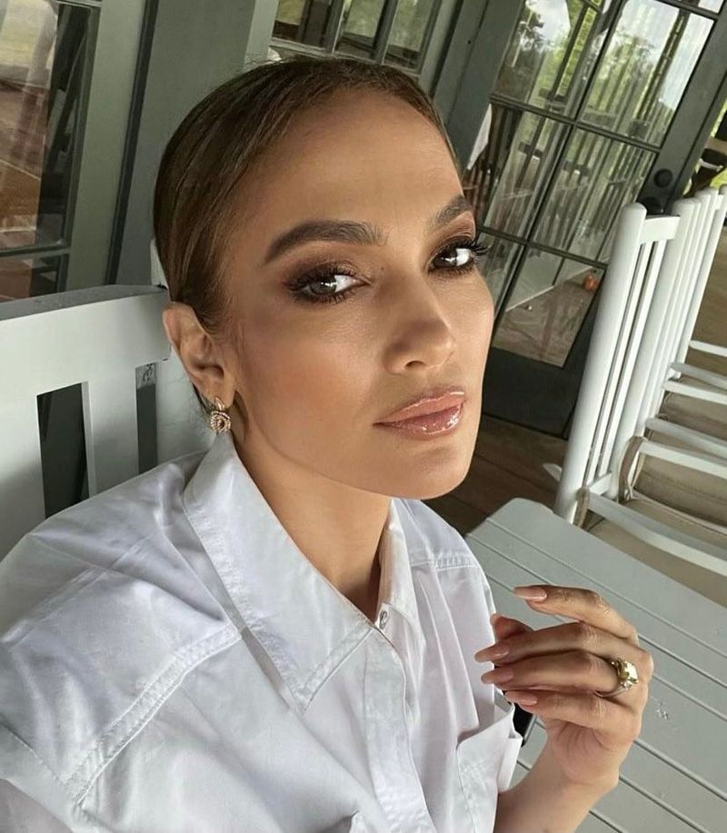 Jennifer Lopez și-a dezvăluit secretul frumuseții. &bdquo;Te &icirc;ntinzi și intri &icirc;ntr-un spațiu &icirc;n care te conservi și apoi ieși o persoană nouă, mai t&acirc;nără dec&acirc;t erai &icirc;nainte.&rdquo;