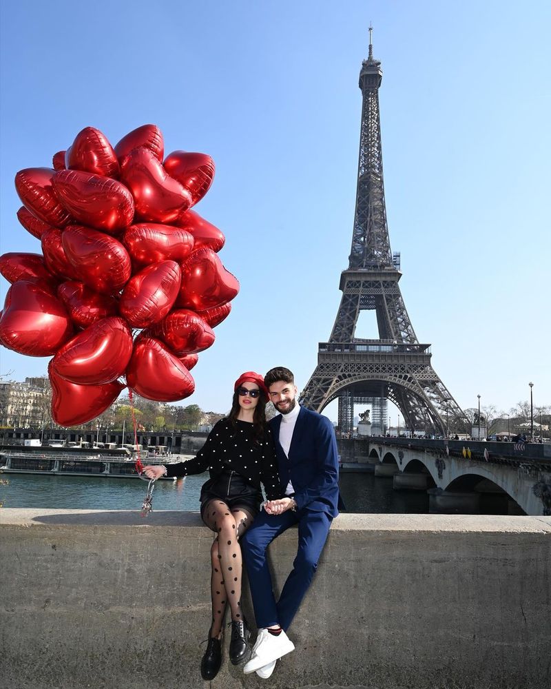 Edward Sanda și Cleopatra Stratan în fața turnului Eiffel din Paris 