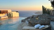 Piscina cu șezlogurile unde este cazată Simona Halep în Grecia 