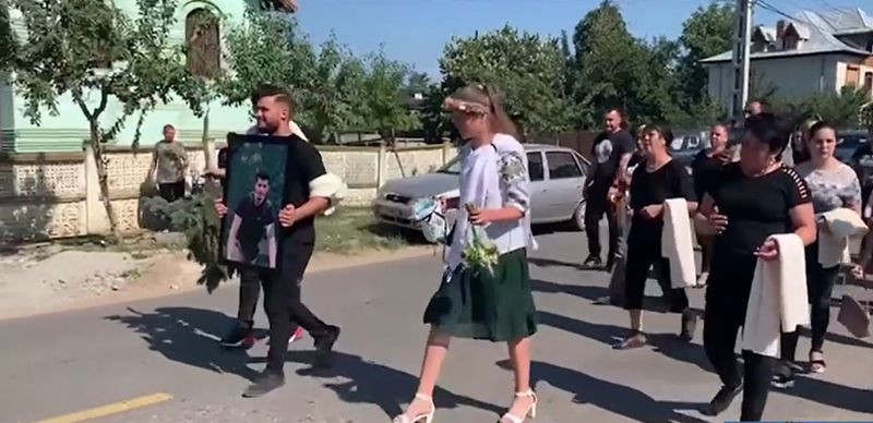 Cortegiul funerar al lui Radu Dinu, tânărul găsit mort în Grecia Cortegiul funerar al lui Radu Dinu, tânărul găsit mort în Grecia