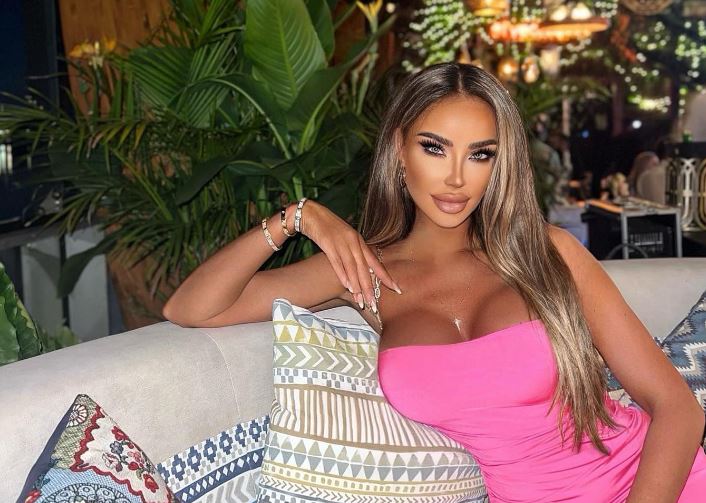 Ce făcea Bianca Drăgușanu pentru a da impresia că are un bust generos, înainte de a-și pune silicoane? Trucul la care apela blondina