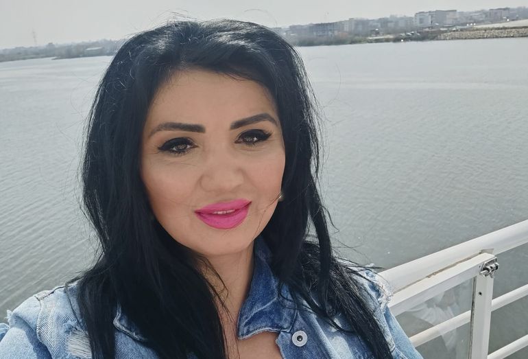Adriana Bahmuțeanu, adevărul din spatele fotografiilor cu presupusul iubit: &bdquo;Postarea aceea cu bărbatul nu &icirc;mi aparține&rdquo;. Ce se &icirc;nt&acirc;mplă, de fapt