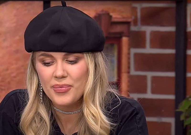 Emily Burghelea curtată de Dani Oțil