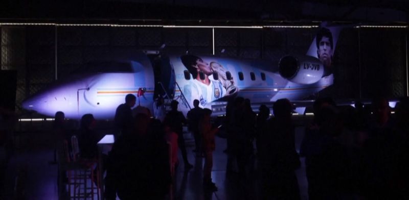 Fanii &icirc;i trimit mesajele &icirc;n ceruri. Cum &icirc;l celebrează fanii pe Diego Maradona &icirc;n spațiu