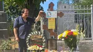 Nicolae Botgros în lacrimi la mormântul soției
