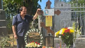 Nicolae Botgros în lacrimi la mormântul soției