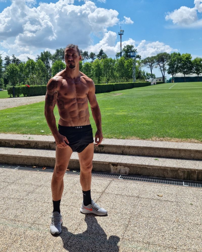 Noua vedetă din atacul lui Liverpool le face concurență lui Ronaldo și Ibrahimovic. A dus „six pack-ul” la o partidă de pescuit