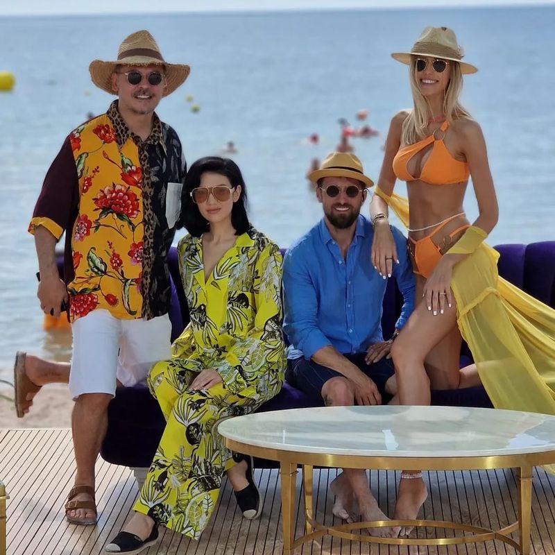 Dani Oțil și Răzvan Simion, tablou de familie, alături de partenerele lor! Daliana și Gabriela Prisăcariu au strălucit lângă partenerii lor „Familia”