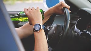 Un șofer băut, care a produs un accident, și-a mai cumpărat o sticlă de tărie în așteptarea poliției. Întregul incident s-a produs în Vaslui