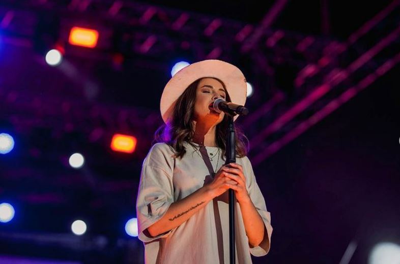 S-a aflat cine este bărbatul cu care Raluka are o relație! Cei doi amorezi, surprinși &icirc;n timp ce se sărutau