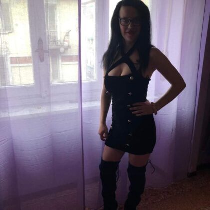 amanta preot, preot santajat, femeie batuta