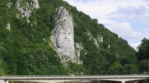 În România se află cea mai înaltă sculptură în piatră din Europa. Turiștii o vizitează fără să știe acest lucru despre ea
