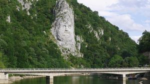 În România se află cea mai înaltă sculptură în piatră din Europa. Turiștii o vizitează fără să știe acest lucru despre ea
