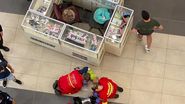 Un bebeluș a căzut în gol de la etajul 1, într-un mall din Arad! Minorul, transportat în stare gravă la spital